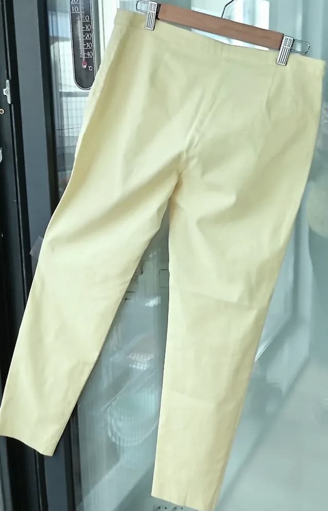 Pantalonii Stefanel lungi, galbeni (de culoarea galbenusului de ou): noi, fara eticheta