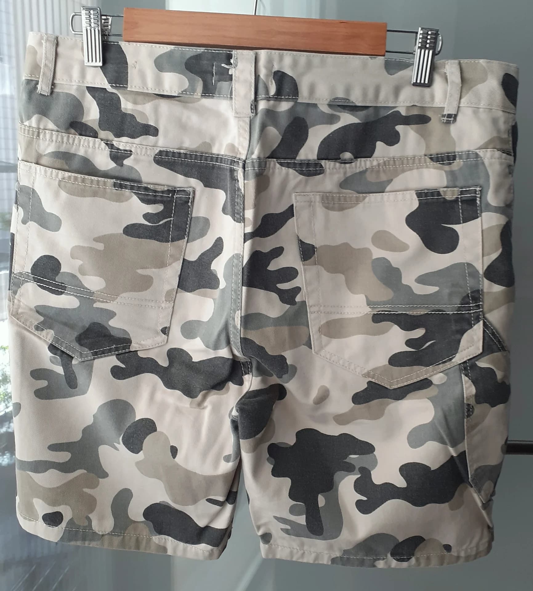 Pantalonii scurti de camunflaj Bershka (1): frumosi, noi fara eticheta – fotografia 4 din 5