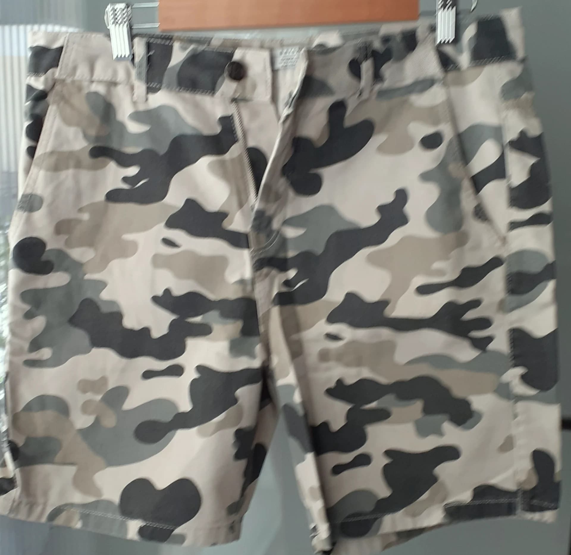 Pantalonii scurti de camunflaj Bershka (1): frumosi, noi fara eticheta – Sector 5, București – Haine