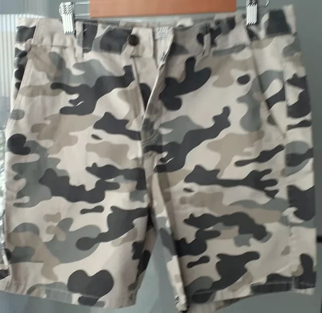 Pantalonii scurti de camunflaj Bershka (1): frumosi, noi fara eticheta