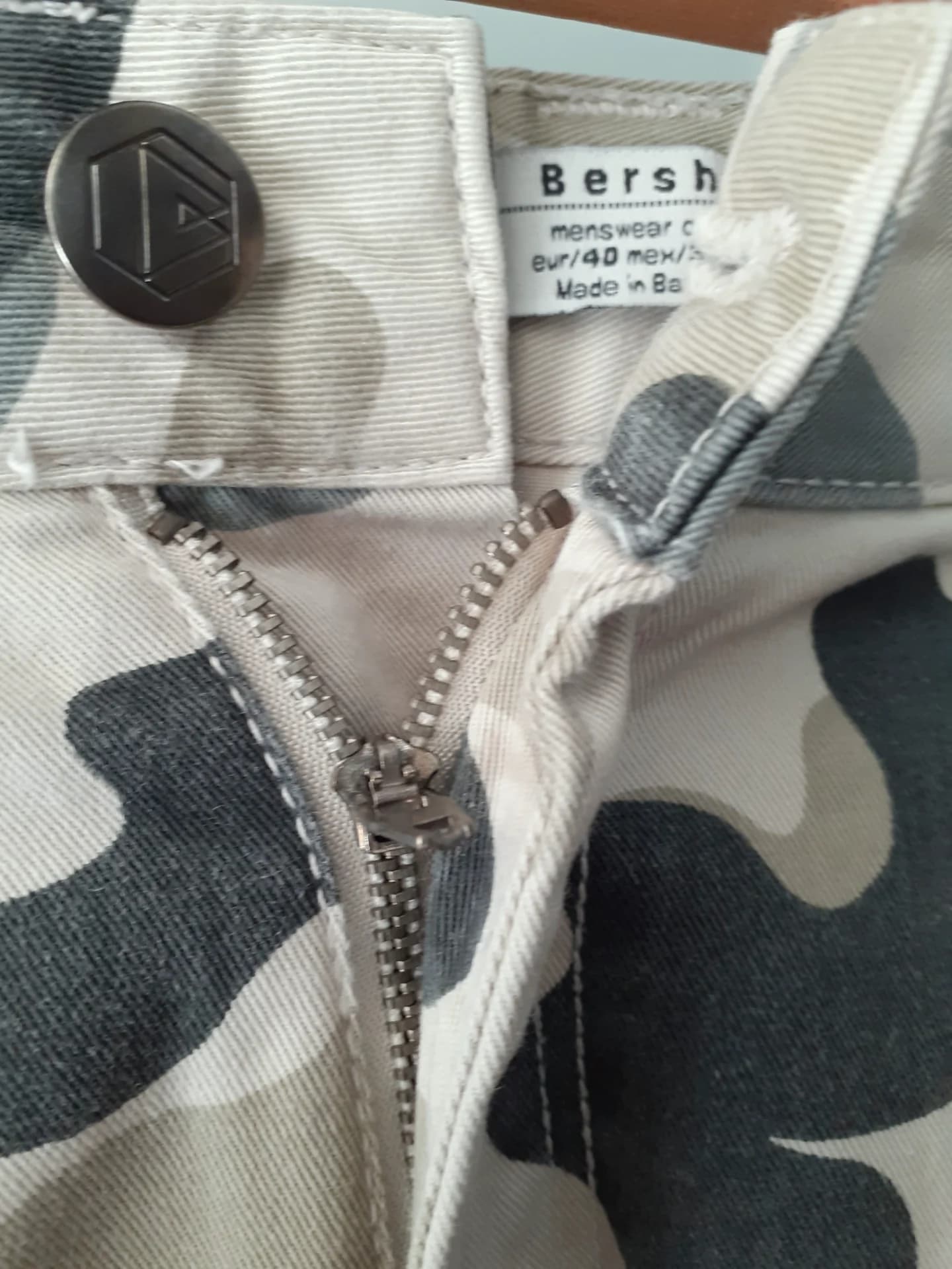 Pantalonii scurti de camunflaj Bershka (1): frumosi, noi fara eticheta – fotografia 2 din 5