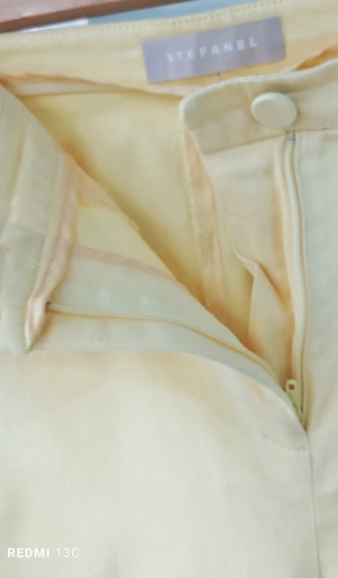 Pantalonii Stefanel lungi, galbeni (de culoarea galbenusului de ou): noi, fara eticheta – fotografia 3 din 8