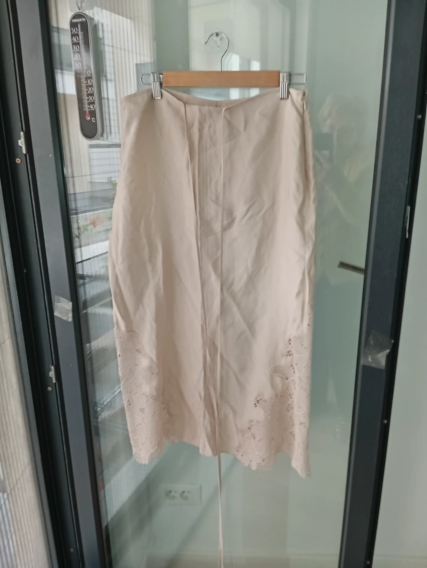 Fusta sau jupon H&M bej matasos cu dantela