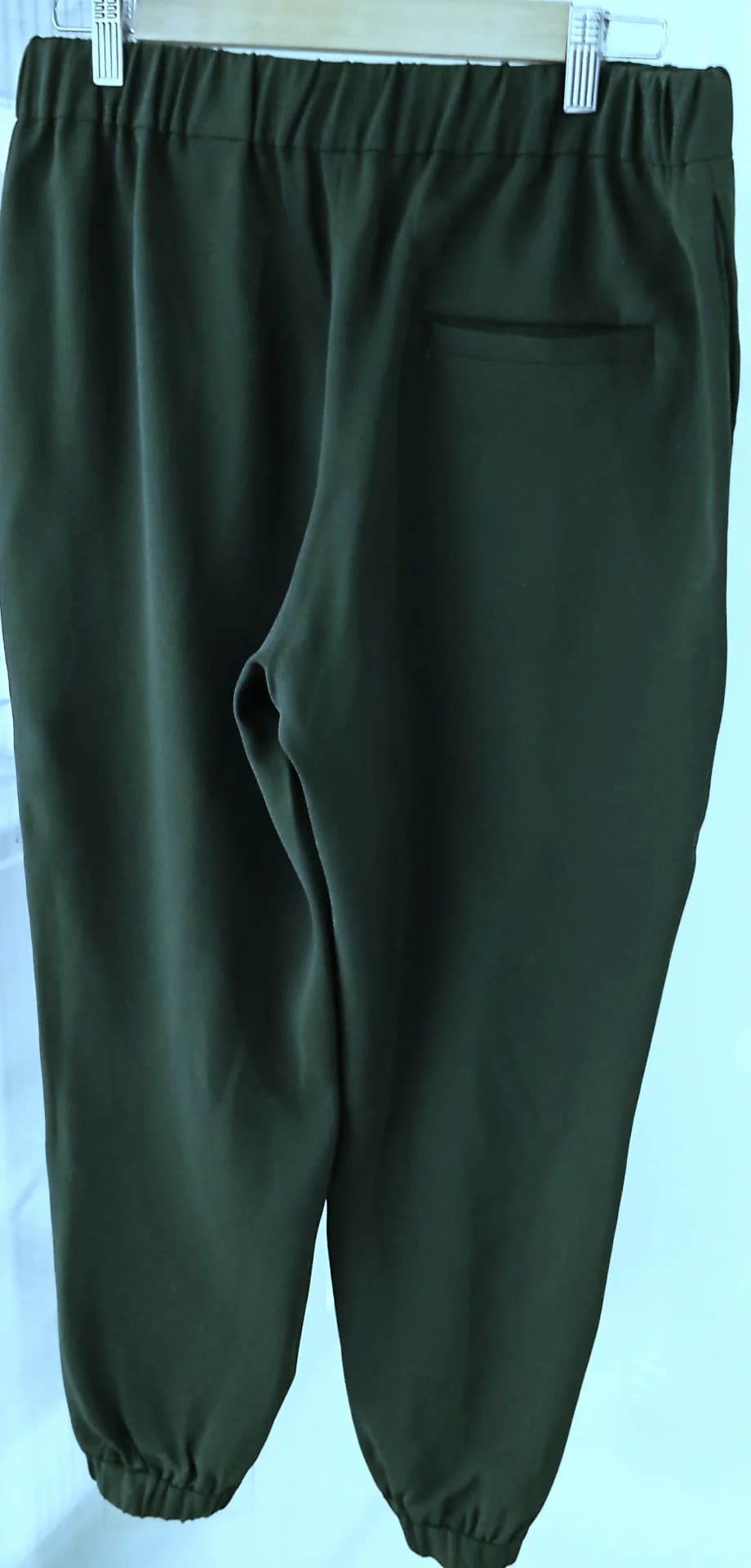 Pantalonii COS verzi matasosi de vara – fotografia 4 din 8