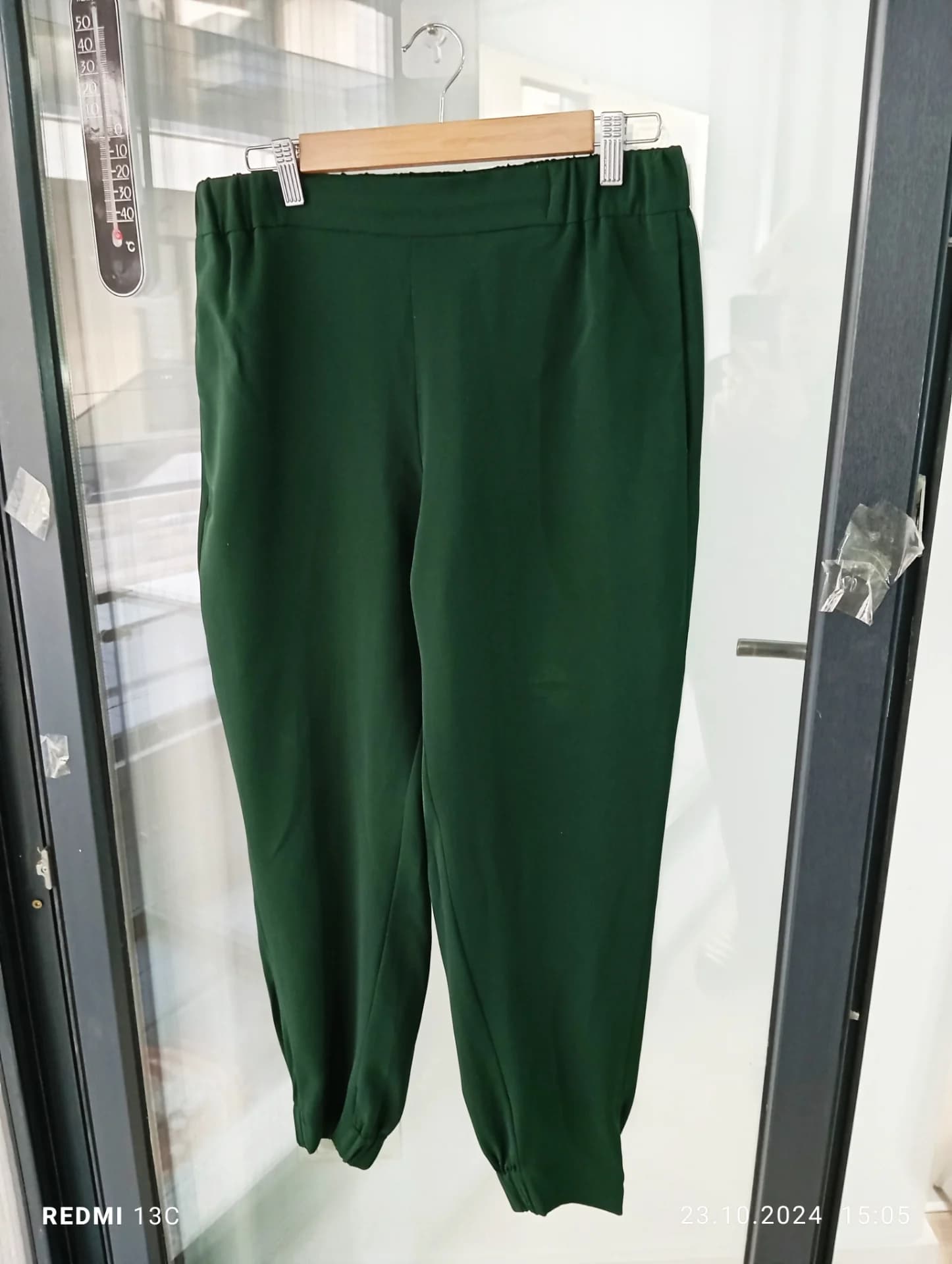 Pantalonii COS verzi matasosi de vara – fotografia 2 din 8