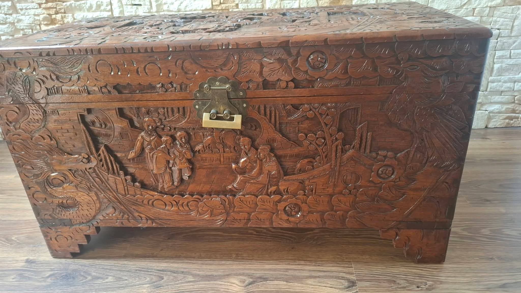Lada zestre sculptată – Buzau, Buzău – Decorațiuni