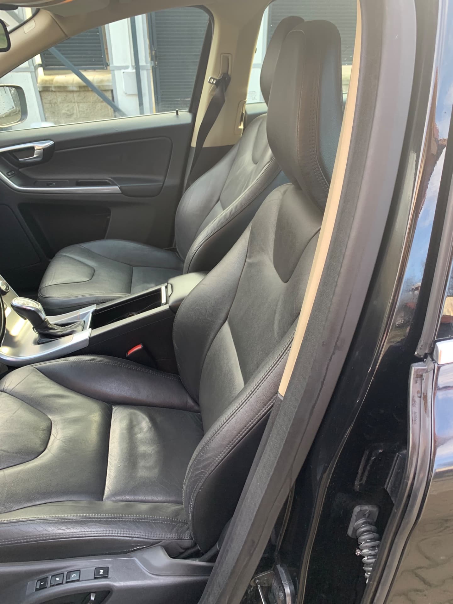 Vând Volvo XC 60 negru , piele, automată, 4x4 – fotografia 4 din 8