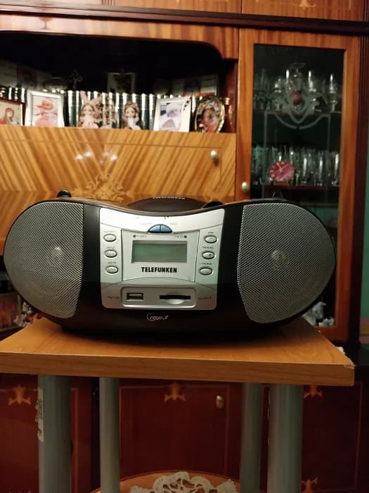 CD+MP3 + Radio AM . FM + Stik + Card dr memorie cu muzica la priza 220 v si baterii