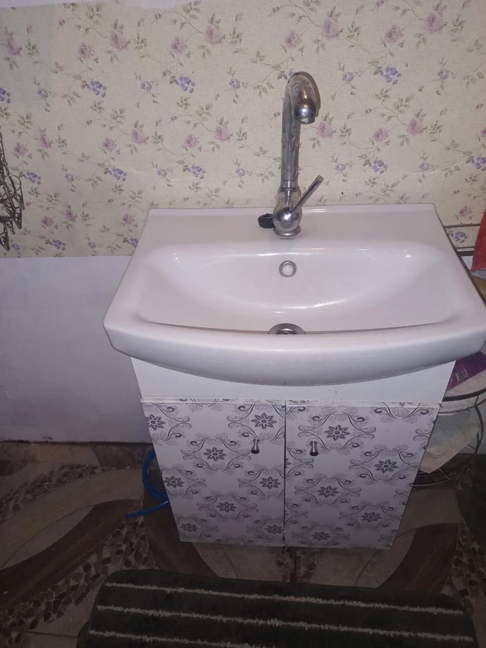 cabina dus,chiuveta baie cu dulăpior vas toaleta – fotografia 3 din 3