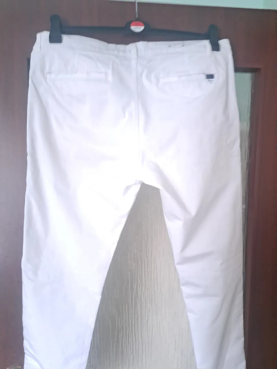 pantalon casual alb asortat cu o camasa de vara – Oradea, Bihor