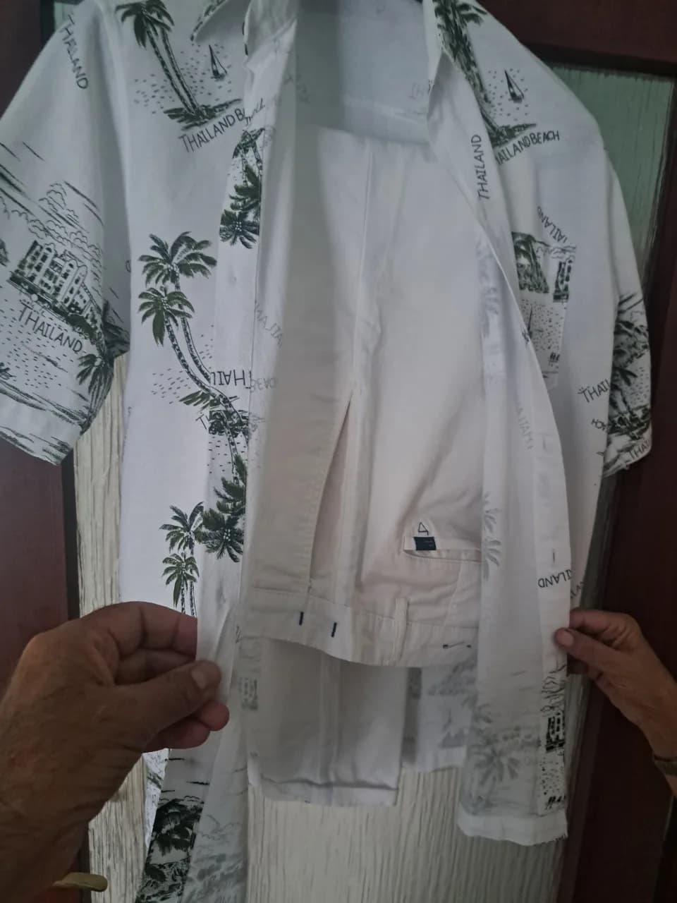 pantalon casual alb asortat cu o camasa de vara – fotografia 2 din 6