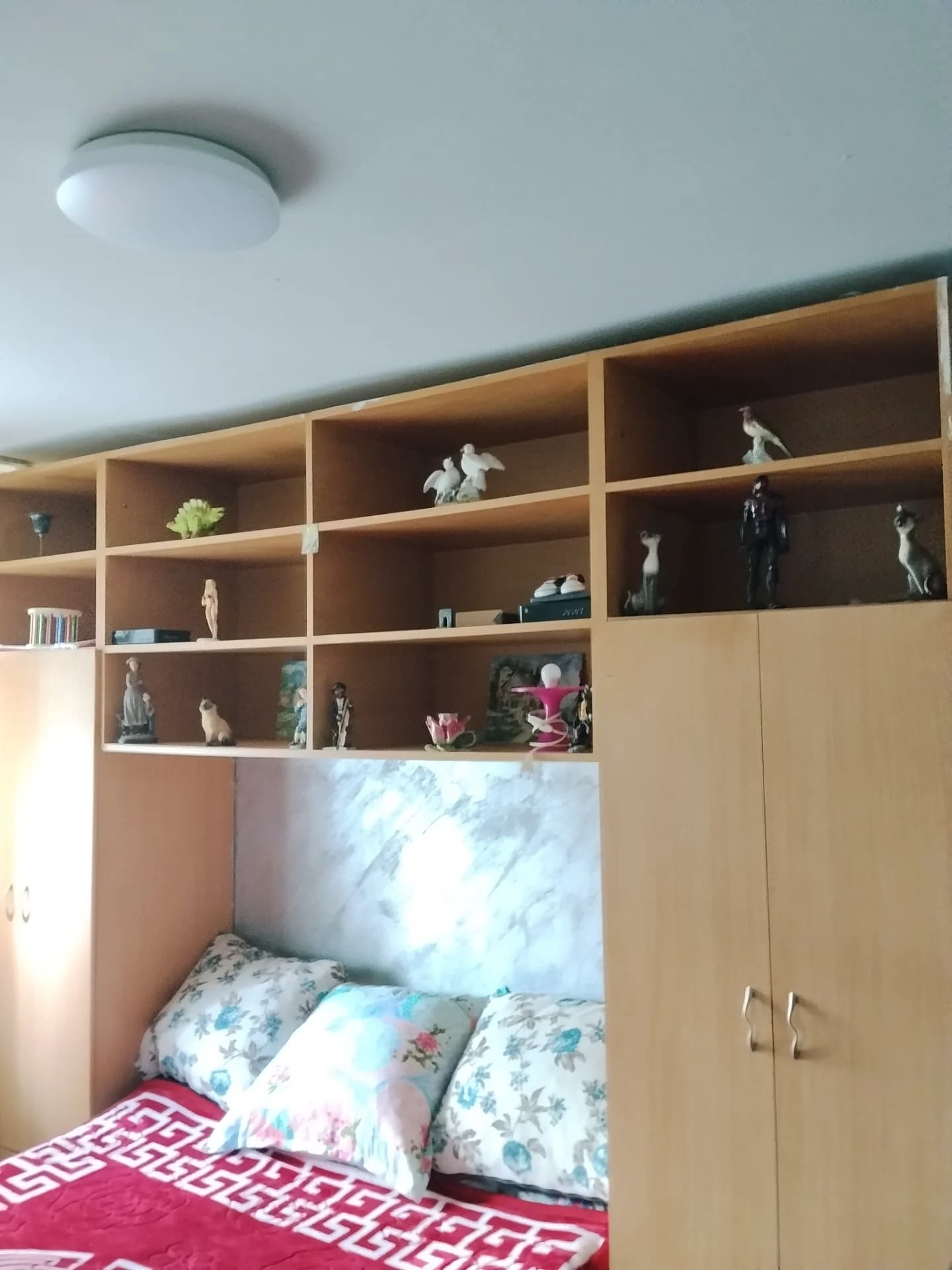 Închiriez apartament în Hunedoara la parter înalt.