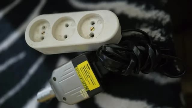 Invertor auto Vector Pocket Power cu adaptor triplu, conectare la priza bricheta a vehiculului