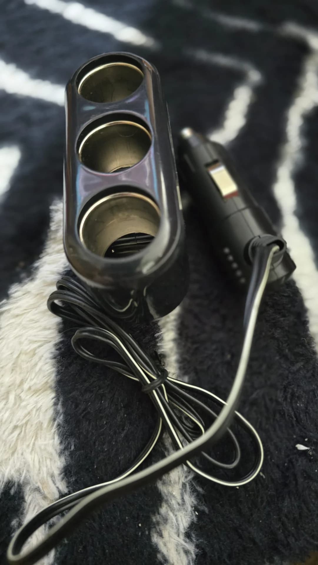 Adaptor triplu pentru bricheta auto