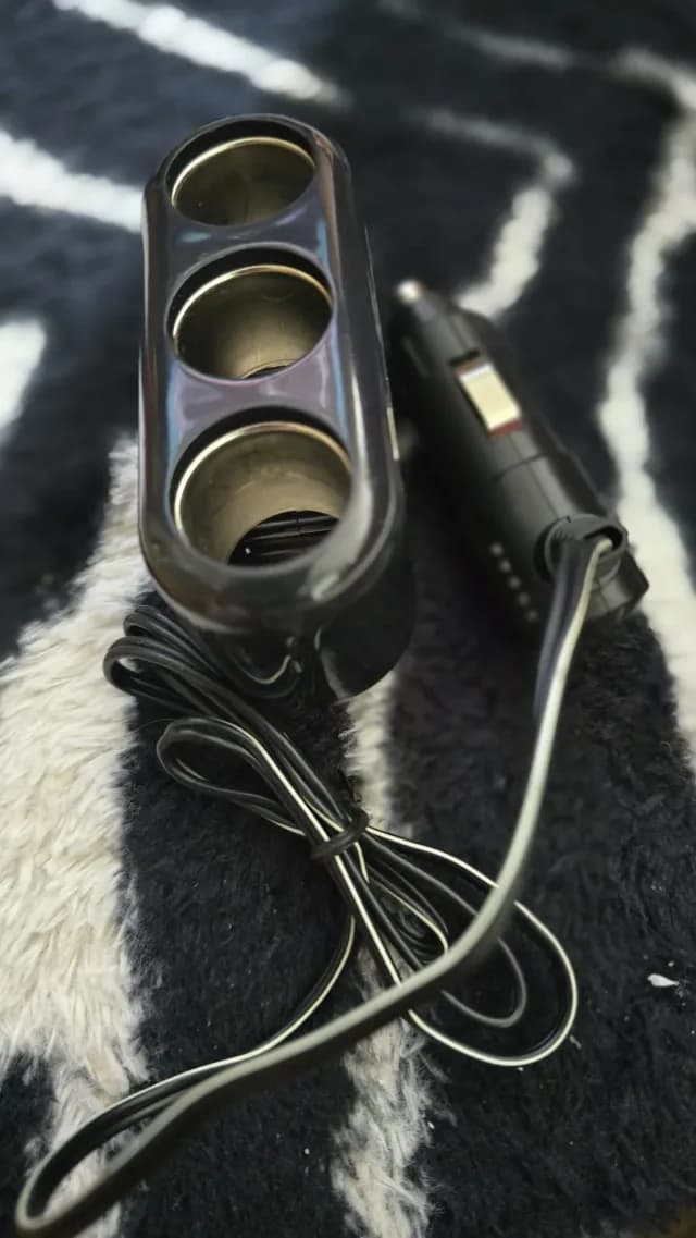 Adaptor triplu pentru bricheta auto