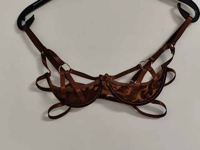 sutien satinat cu decupaj