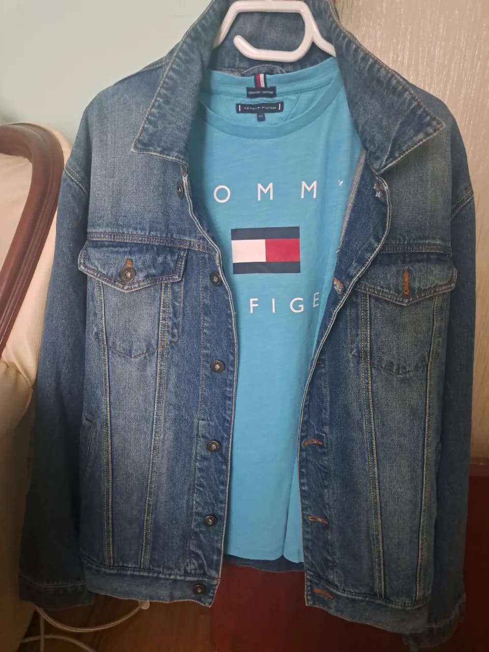 geaca de blugi si un tricou