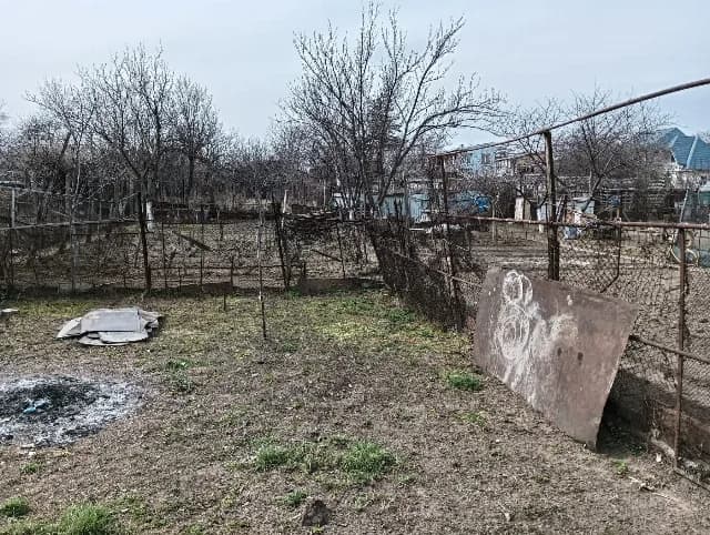 Teren cu utilitati interior.