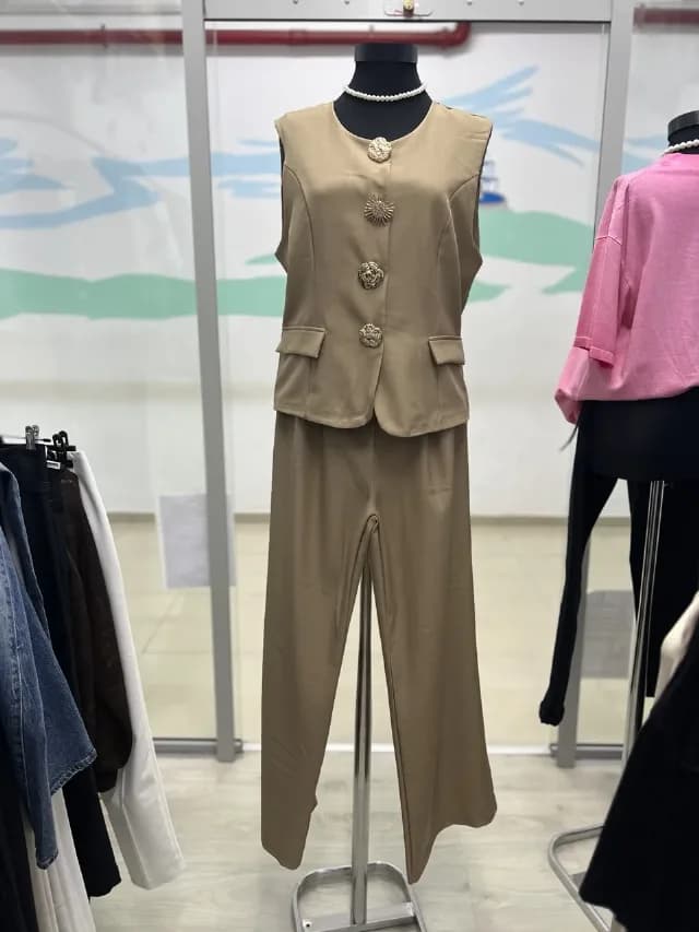 ✨ Compleu damă elegant – vestă & pantaloni, nuanță bej/camel