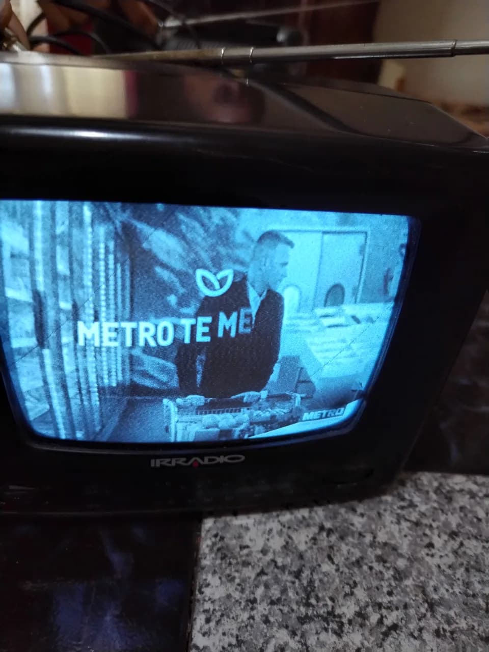 tv alb negru Irradio 13cm