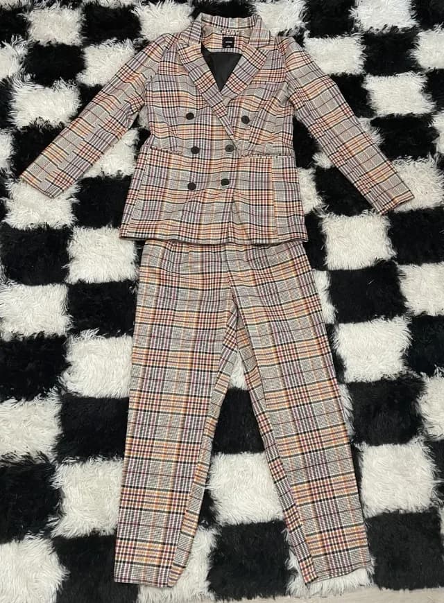 Costum damă în carouri