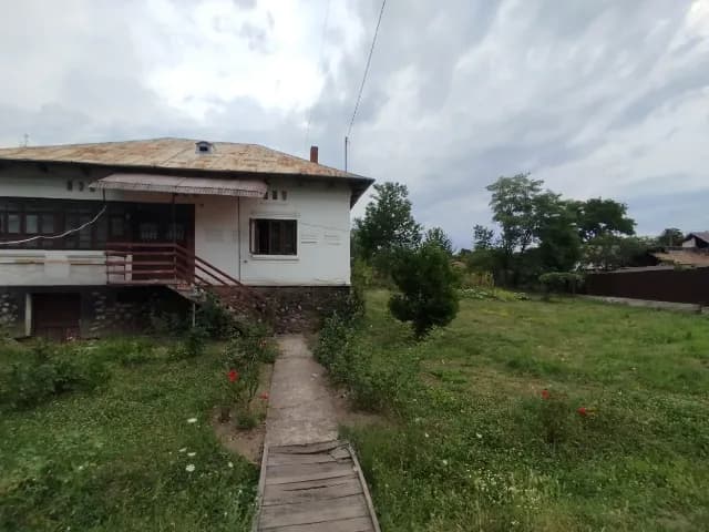 vând casă în sat MATEESTI com SCAUNIȘ VALCEA compusă din 3