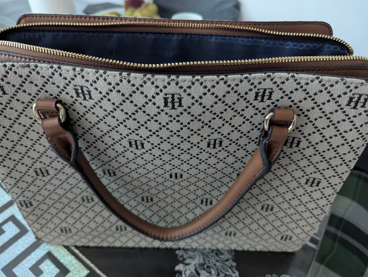 Geanta mâna Tommy Hilfiger pentru femei