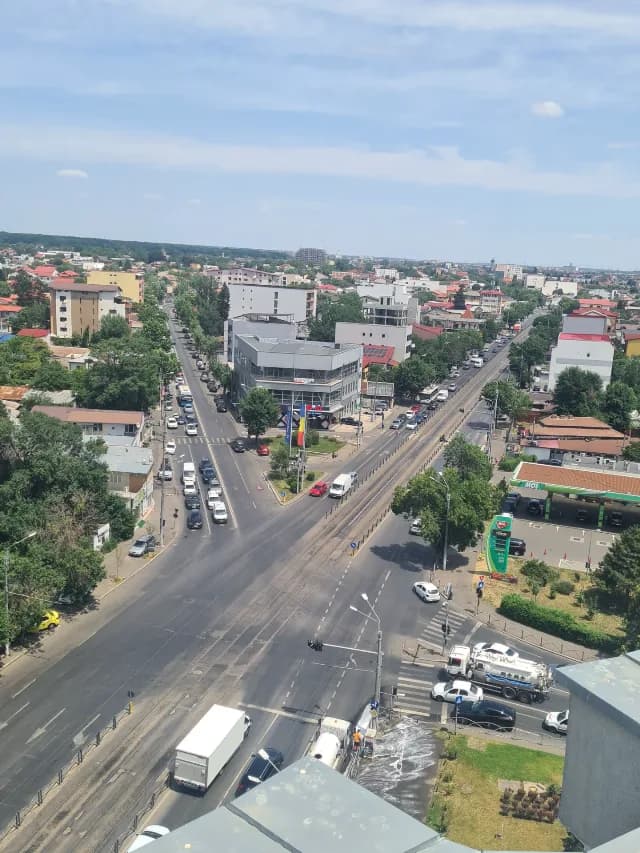 Vând spațiu comercial în intersecție.  Oportunitate de investiție sigură, randament 9.8%.