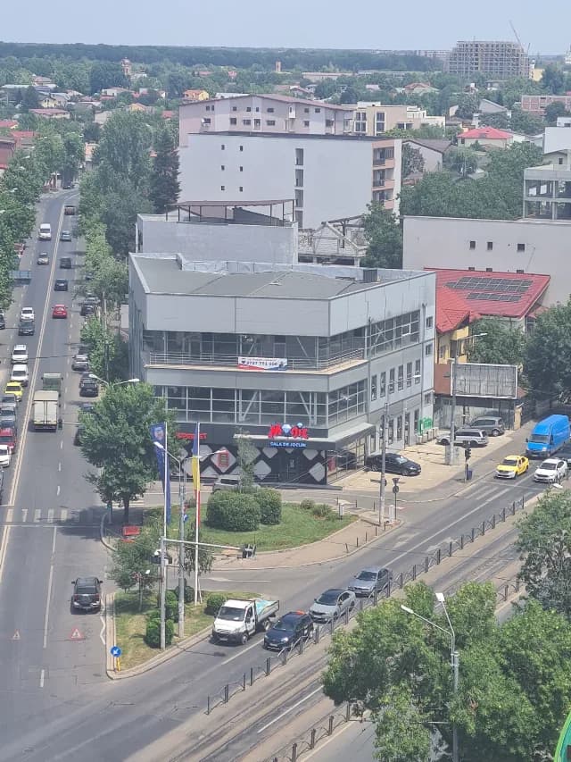 Vând spațiu comercial în intersecție.  Oportunitate de investiție sigură, randament 9.8%.
