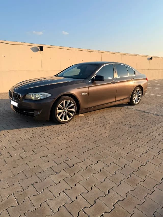 Vând BMW Seria 5 F10 (520d) – An 2012 – Interior Confort Bej, Head-Up Display, Trapă Preț: 8.900 € ((negociabil)