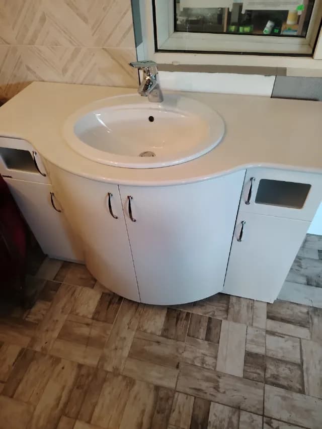 De vînzare dulap bae.