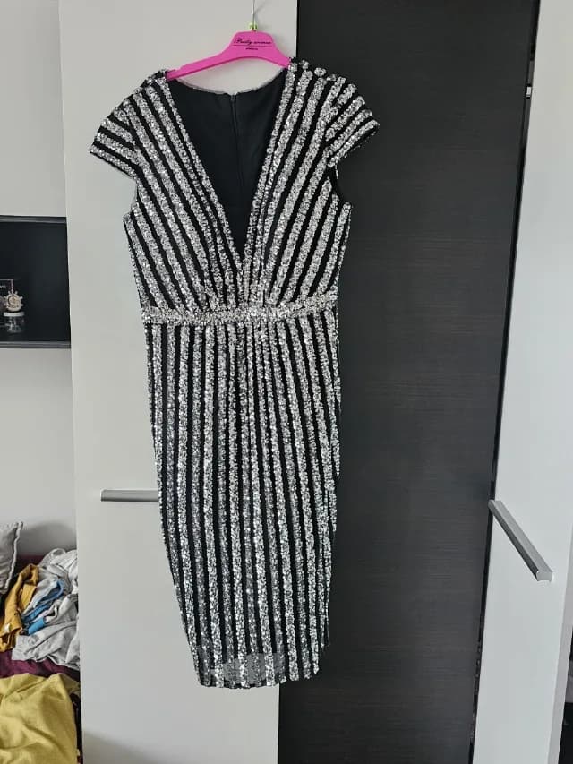 Vand rochita,mie imi este mare si nu am ce face cu ea