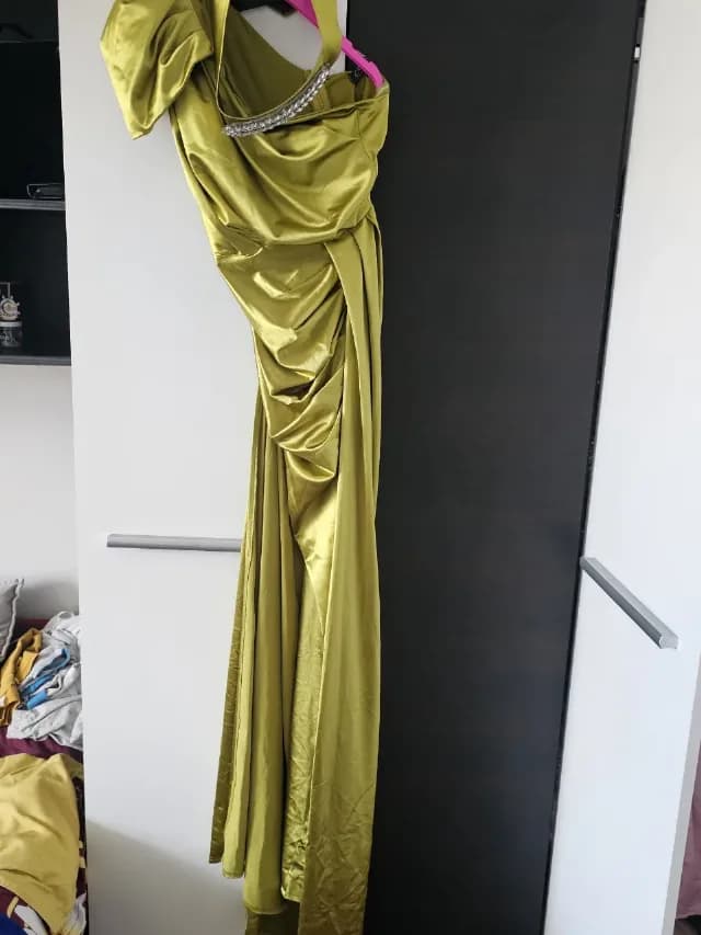 Vand rochita,purtata de 2 ori,mie imi este mica