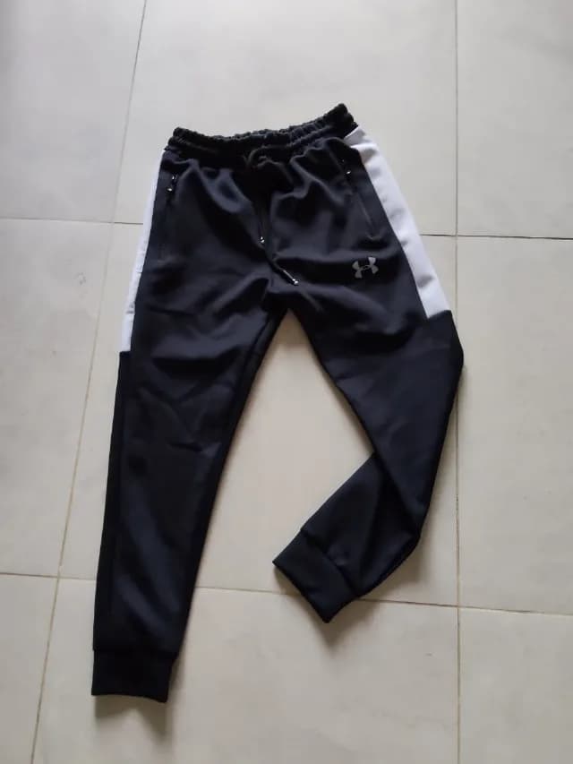 Pantaloni UA mărimea S noi