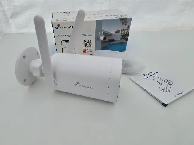 NIVIAN NVS IPC 06 BAT Cameră Wi-Fi de exterior 1080p cu inteligență artificială, cu baterie 10.400 mAh