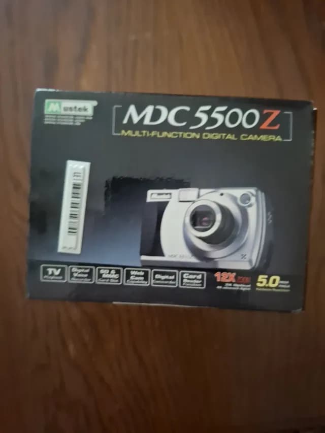 Camera foto, noua dar nefunctionala . Nu alimenteaza. Cine o poate repara sau ptr. piese.