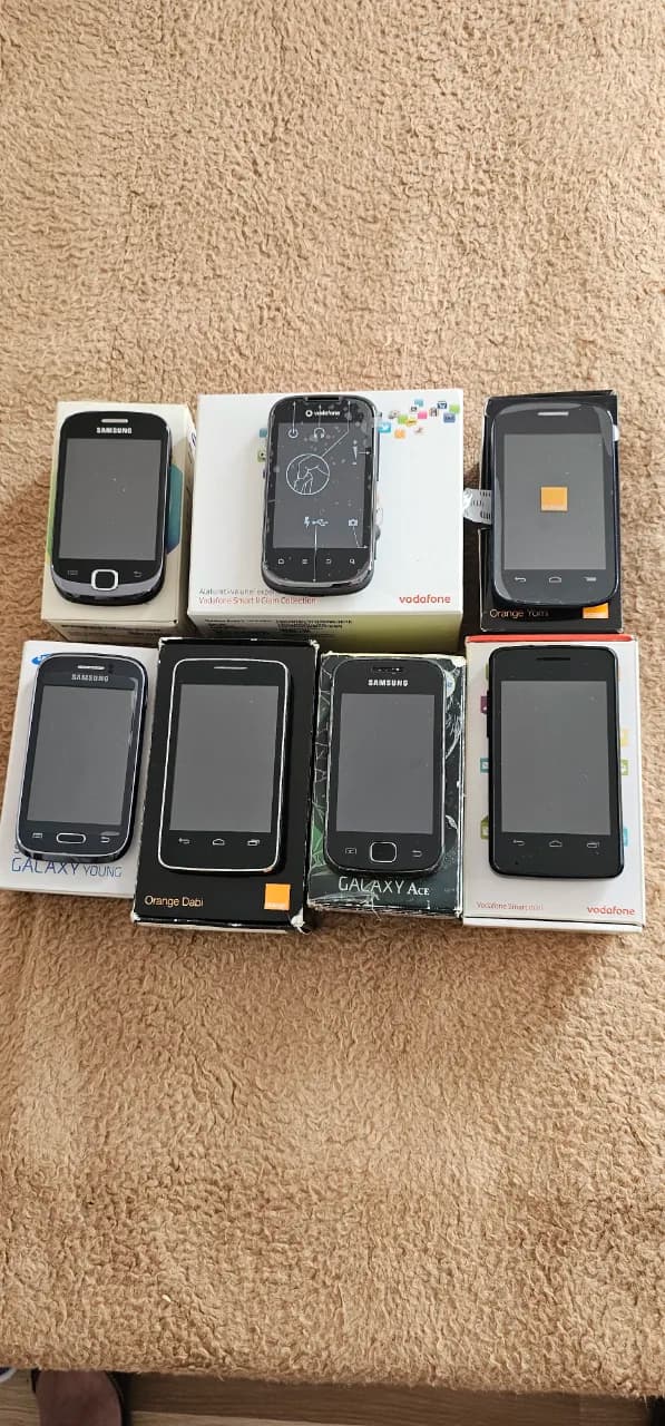 Lot de 7 telefoane vintage impecabile. 2 sunt noi cu foliile pe ele