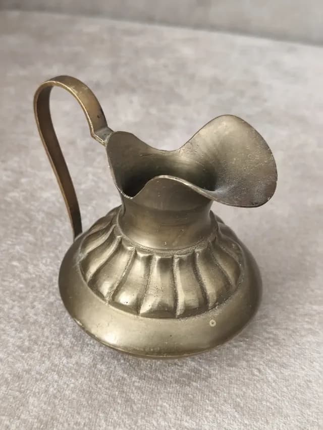 Mini-carafă / vază vintage din alamă masivă – model canelat,