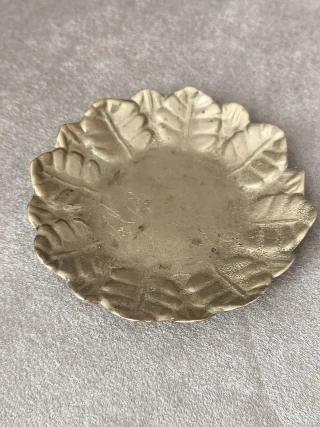 Farfurie / Tăviță decorativă vintage din alamă masivă – Model frunze în relief