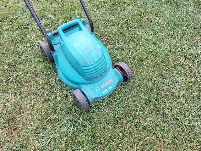 Masina electrica de tuns gazonul Bosch Rotak 320, 1200 W, 32 cm, folosita