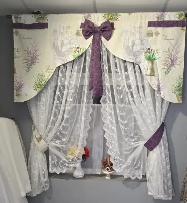 set complet de perdea și draperie pentru bucătărie, decorat în stil rustic având ca tematică lavanda și motivele florale.