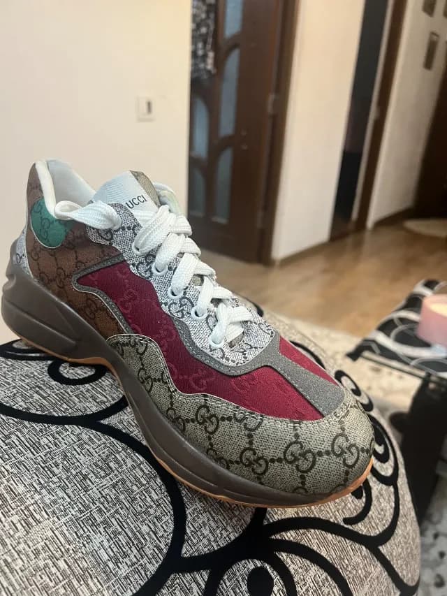 Adidasi gucci mărimea 43