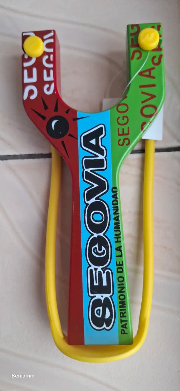 Praștie nouă din lemn masiv