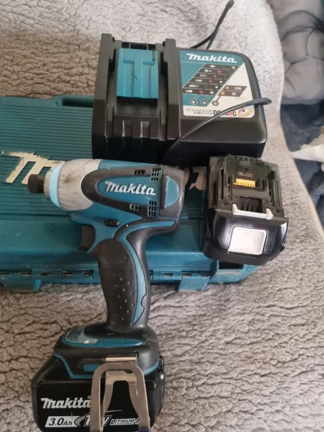 impact makita cu 2 baterii stație incarcare