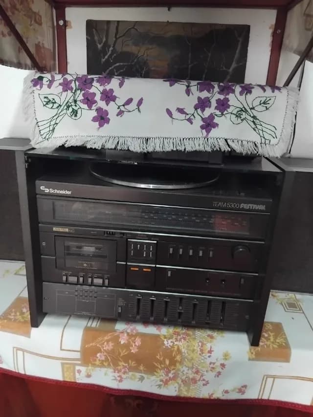 Combină muzicală cu pikap,casetofon și telecomandă