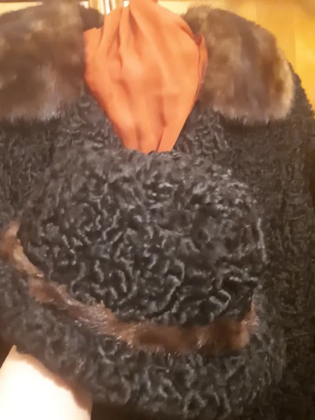 Haină de blană naturală neagra de astrahan cu gulerul de nurca maro