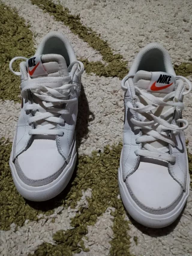 vand adidași Nike