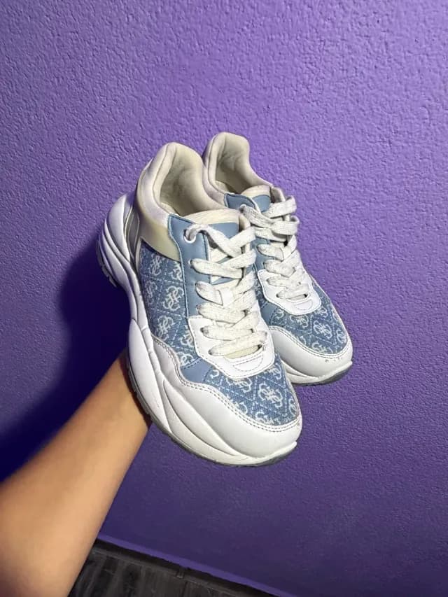 Adidasi guess  damă