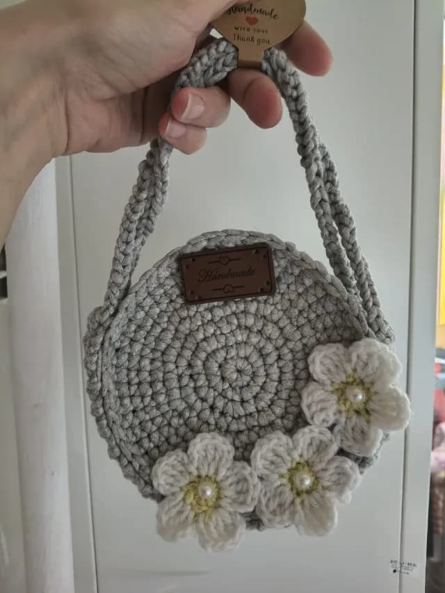 Geantă rotundă croșetată manual (Handmade), gri cu aplicații florale