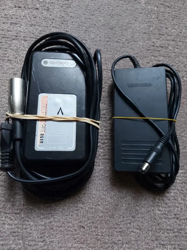 vînd încărcătoare bicicletă electrică